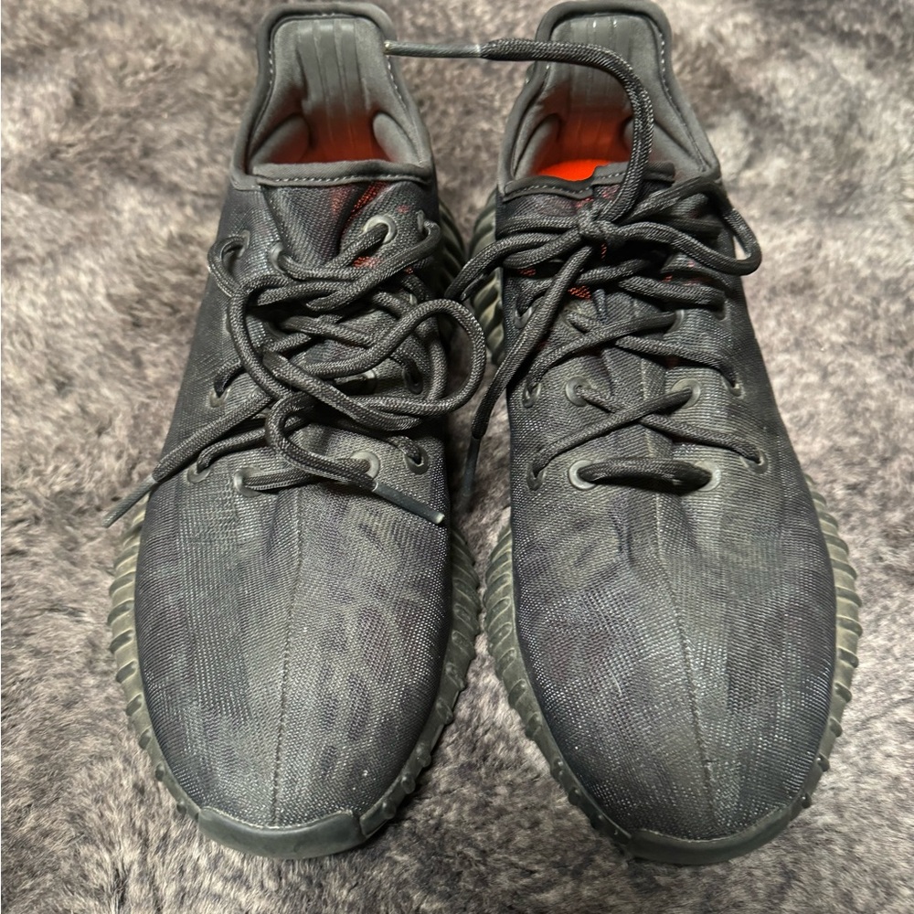 Yeezy sneaker - Picture 2 of 3